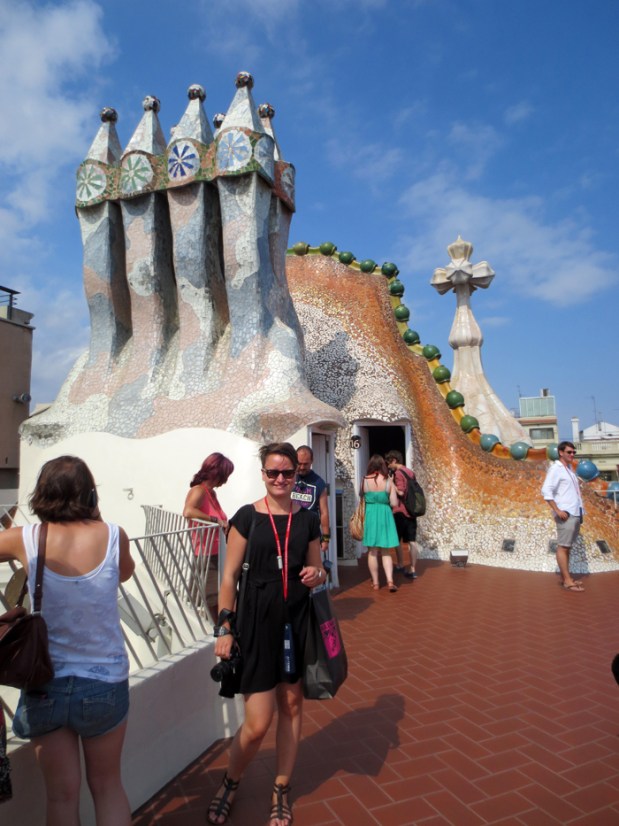 Tiril on the roof. You can tell it's Gaudi, of course, but it's still worth checking all the buildings. ALL THE BUILDINGSSSSS!!!