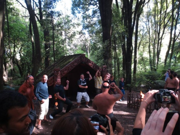 ...And the guys showing our guys how to do the Haka ;-D You can see Regis (blue shirt) really going for it here *lol*