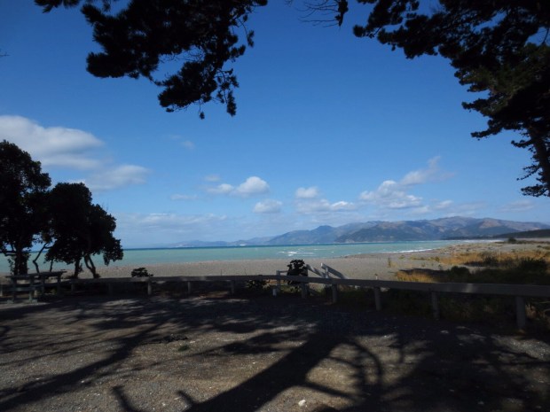 Having breakfast at a windy beach off the road between Kaikoura and Christchurch